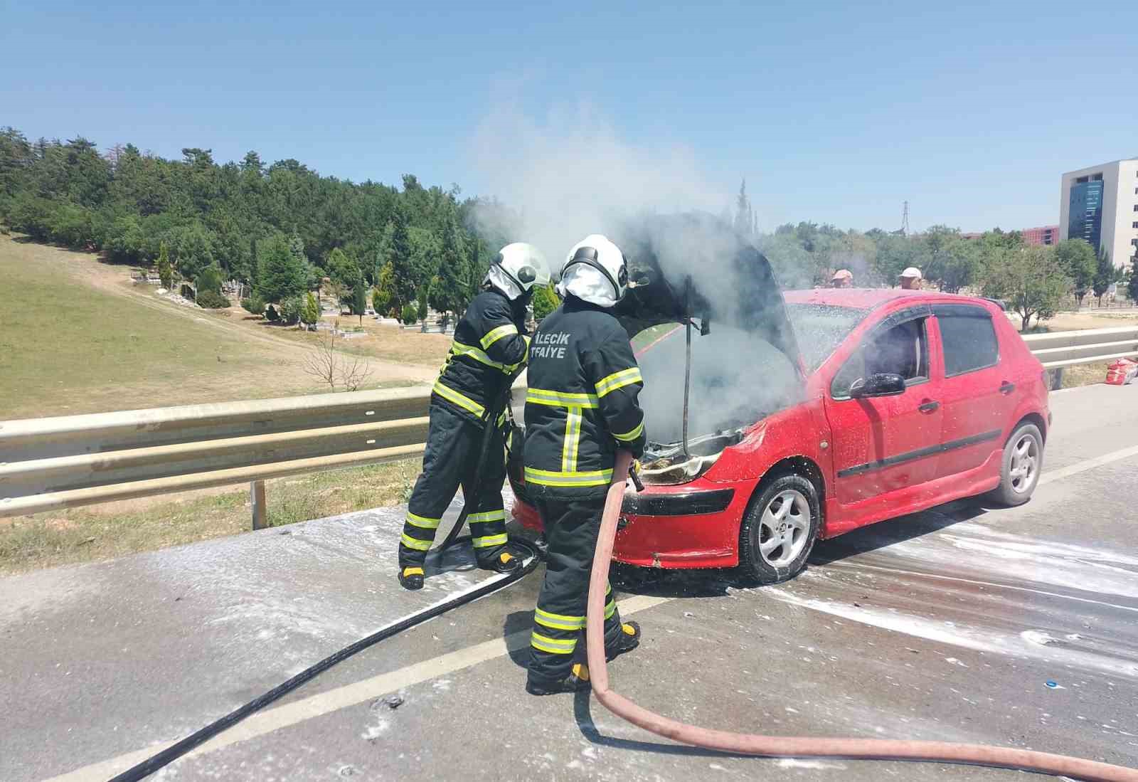 bilecikte-otomobilin-motor-kisminda-cikan-yangini-itfaiye-ekipleri-sondurdu