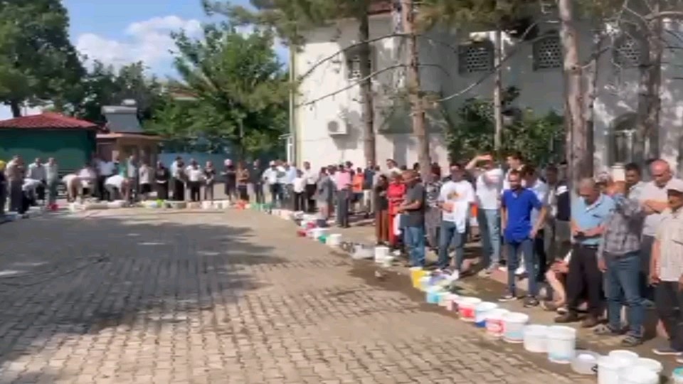bu-koyde-pismis-kurban-eti-her-eve-giriyor