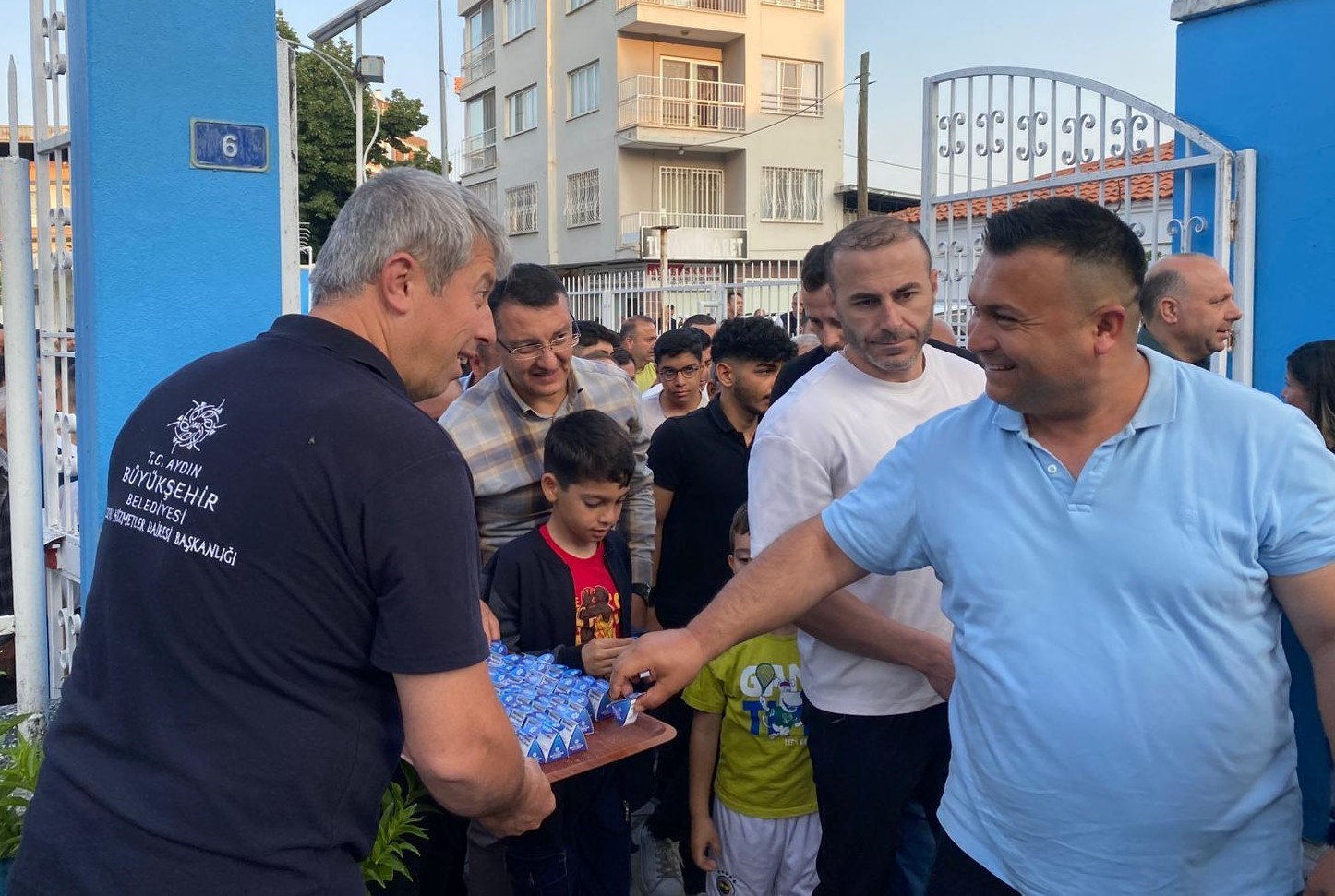 buyuksehir-belediyesi-vatandaslarla-bayramlasti