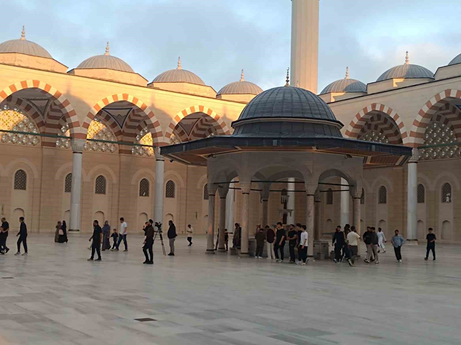 camlica-camiinde-bayram-namazi-kilindi