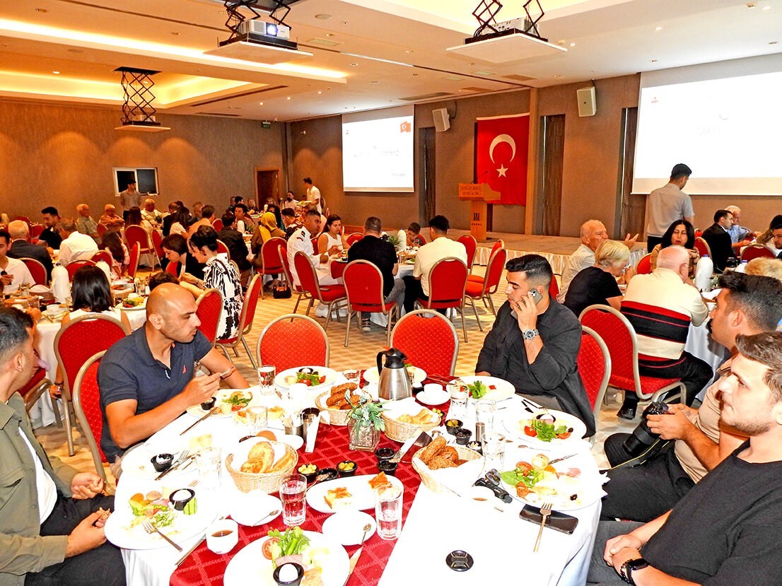cesme-kaymakami-maraslidan-bayramda-anlamli-bulusma