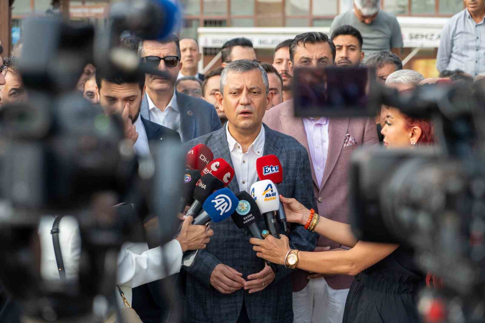 chp-genel-baskani-ozel-bayram-namazini-manisada-kildi