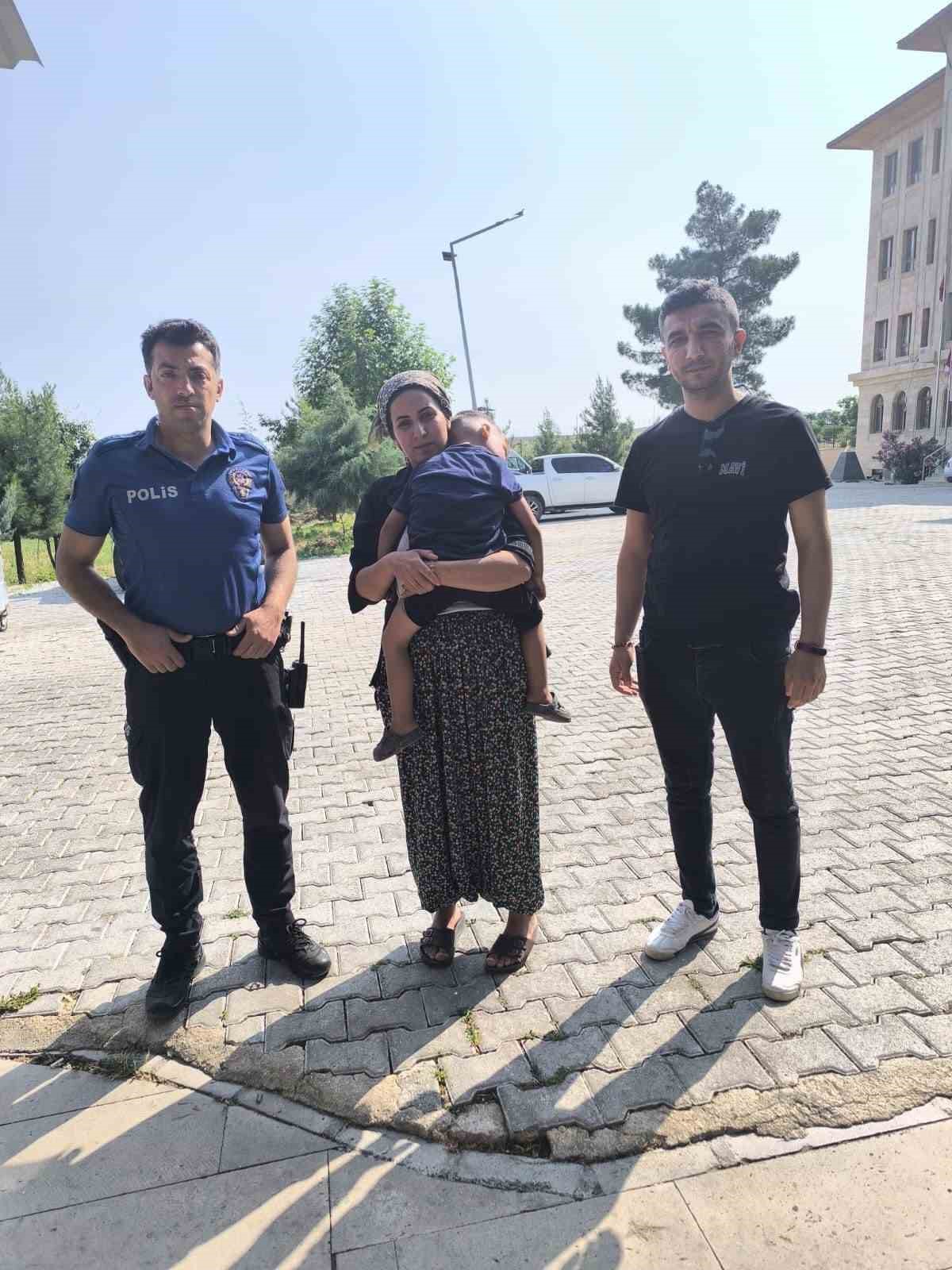 diclede-kayip-cocuk-polis-tarafindan-bulunarak-ailesine-teslim-edildi