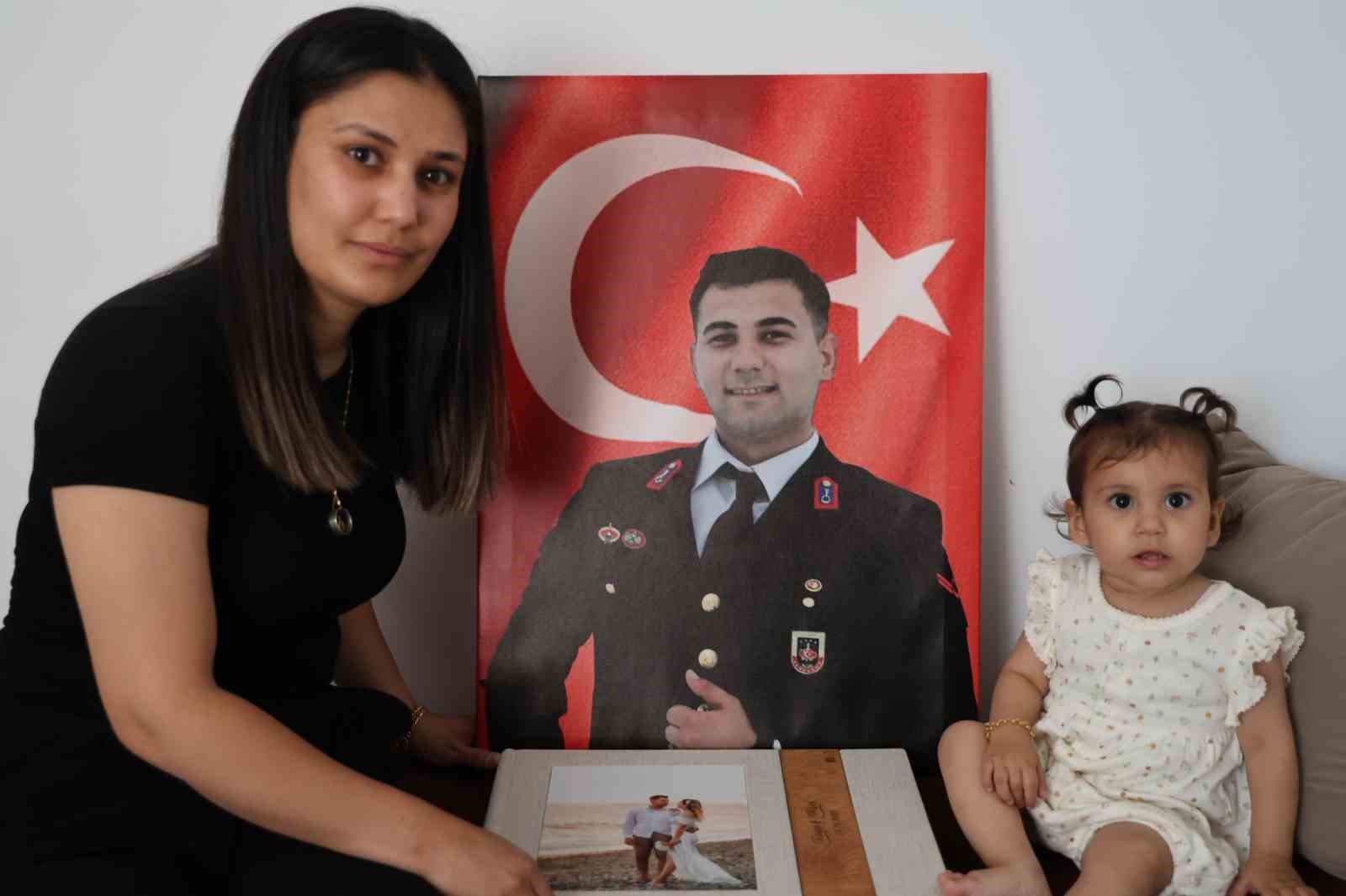 duygulandiran-hikaye-sehit-esiyle-yaptiklarini-simdi-13-aylik-kiziyla-yapiyor