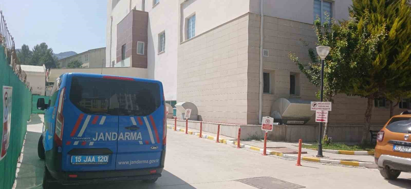 elini-kiyma-makinesine-kaptiran-genc-kiz-agir-yaralandi