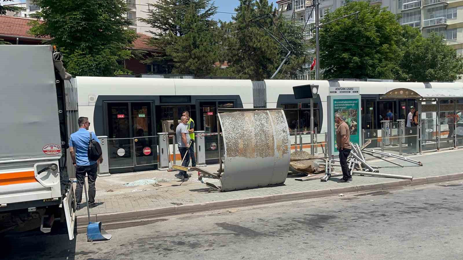 eskisehirde-otobus-tramvay-duragina-daldi-2-yarali