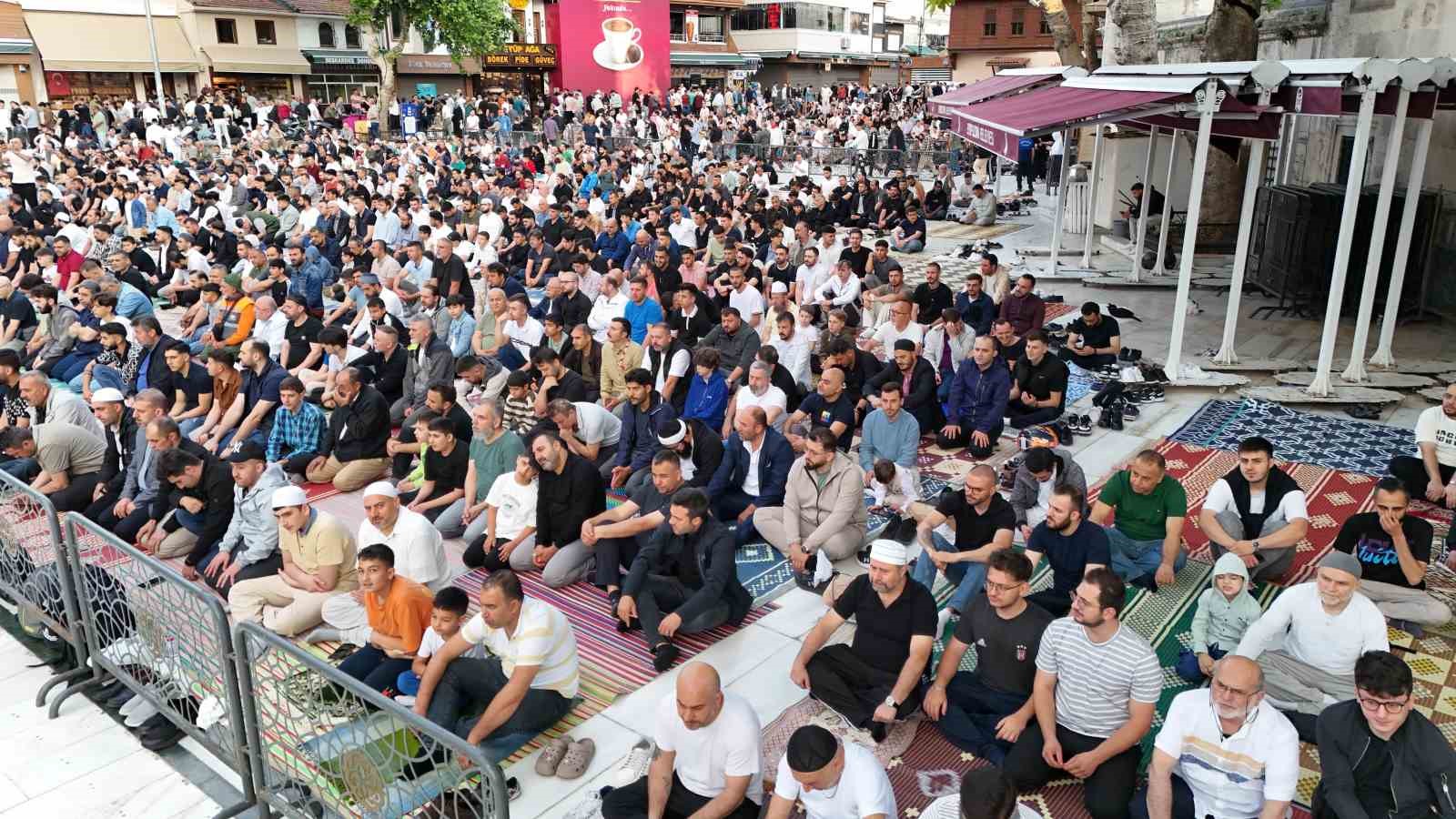 eyup-sultan-camiinde-bayram-namazi-yogunlugu