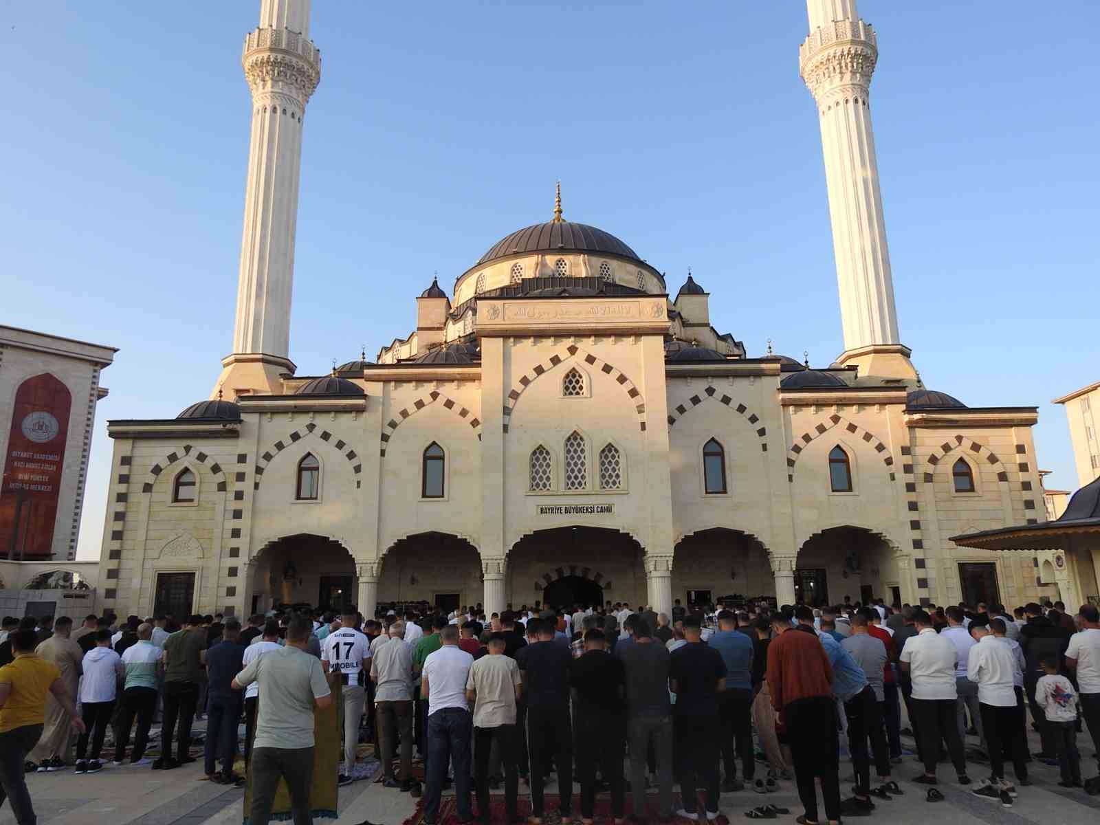 gaziantepte-bayram-namazinda-camiler-doldu-tasti