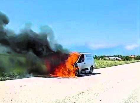 gubre-satmak-icin-mahalleleri-dolasan-arac-metal-yiginina-dondu