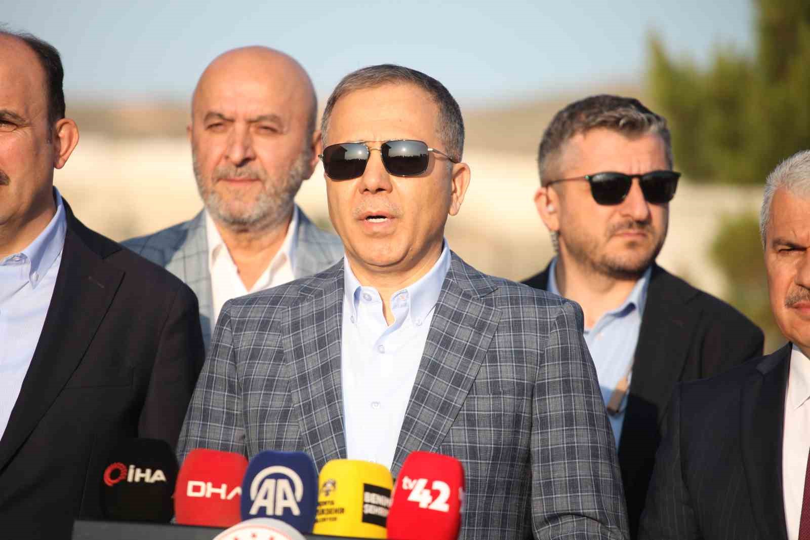 icisleri-bakani-yerlikaya-bayram-namazini-konyada-kildi