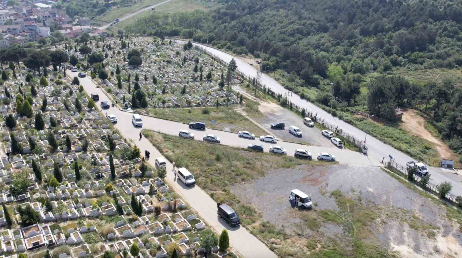 istanbulda-bayramin-ilk-gunu-mezarliklar-ziyaretcilerle-doldu