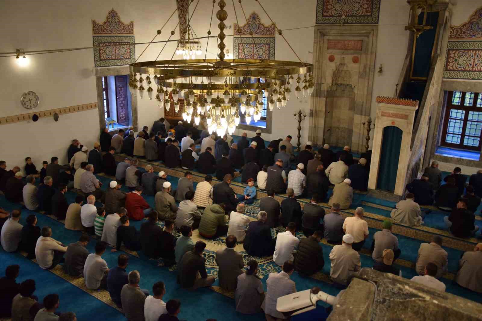 karapinarda-bayram-namazinda-vatandaslar-camilere-akin-etti