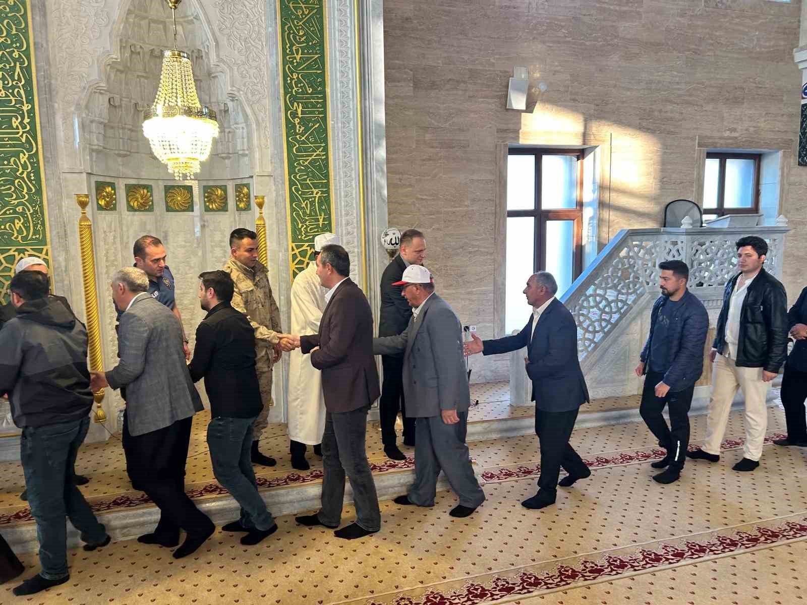 kaymakam-kosansudan-polis-asker-ve-hastalara-bayram-ziyareti