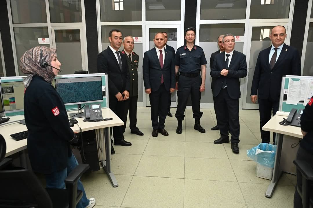 kirikkale-il-protokolu-gorevi-basinda-bulunan-personelin-bayramini-kutladi