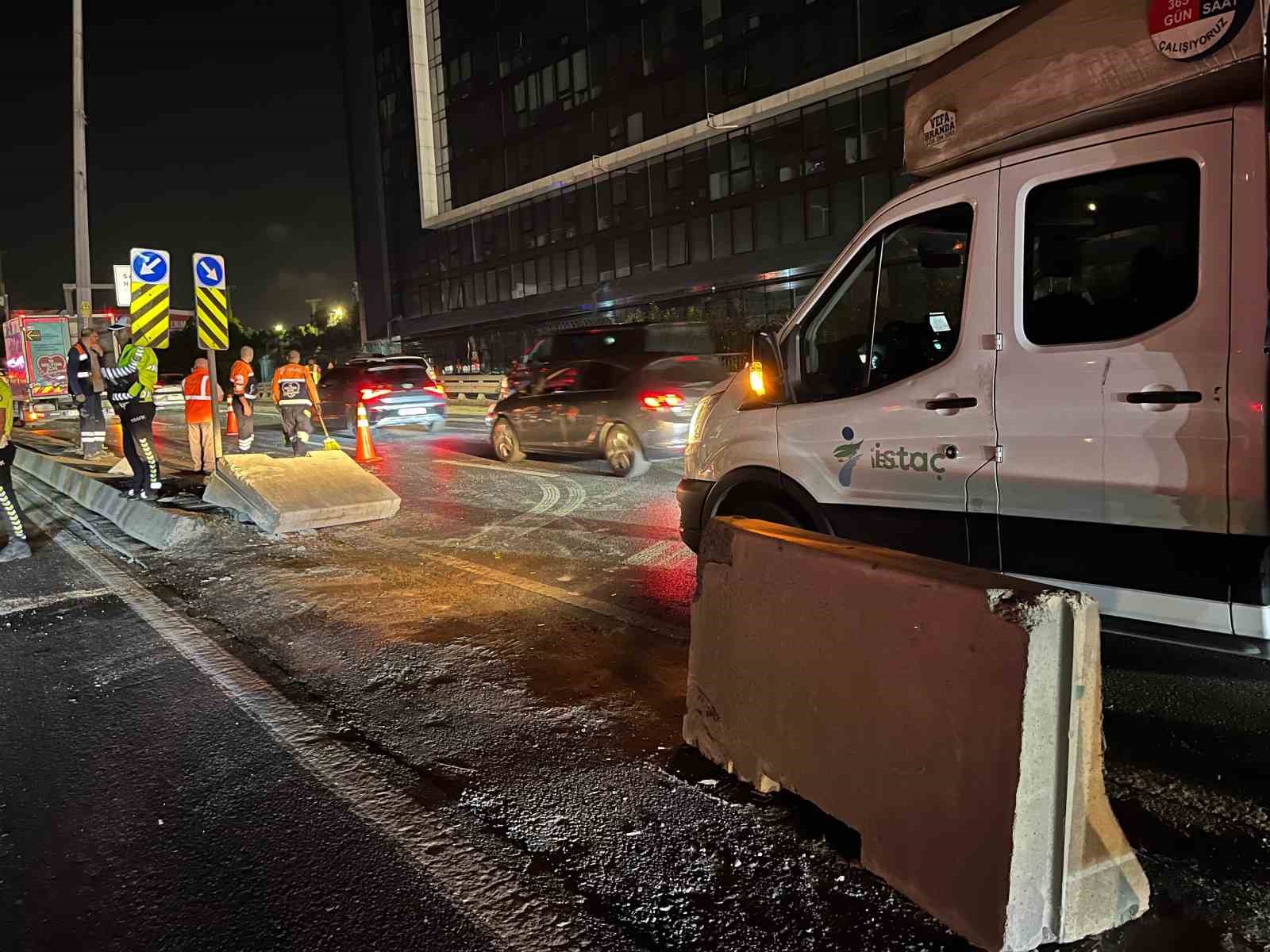 kucukcekmece-e-5te-beton-bariyere-carpan-otomobil-yan-yola-girdi