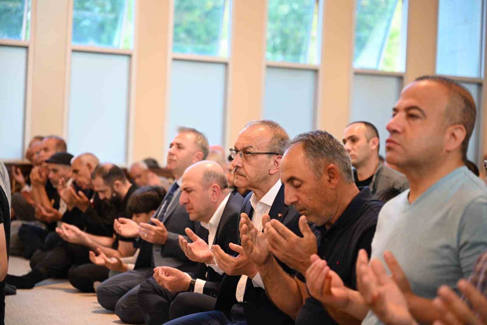 malatyada-vatandaslar-bayram-namazi-icin-camilere-akin-etti