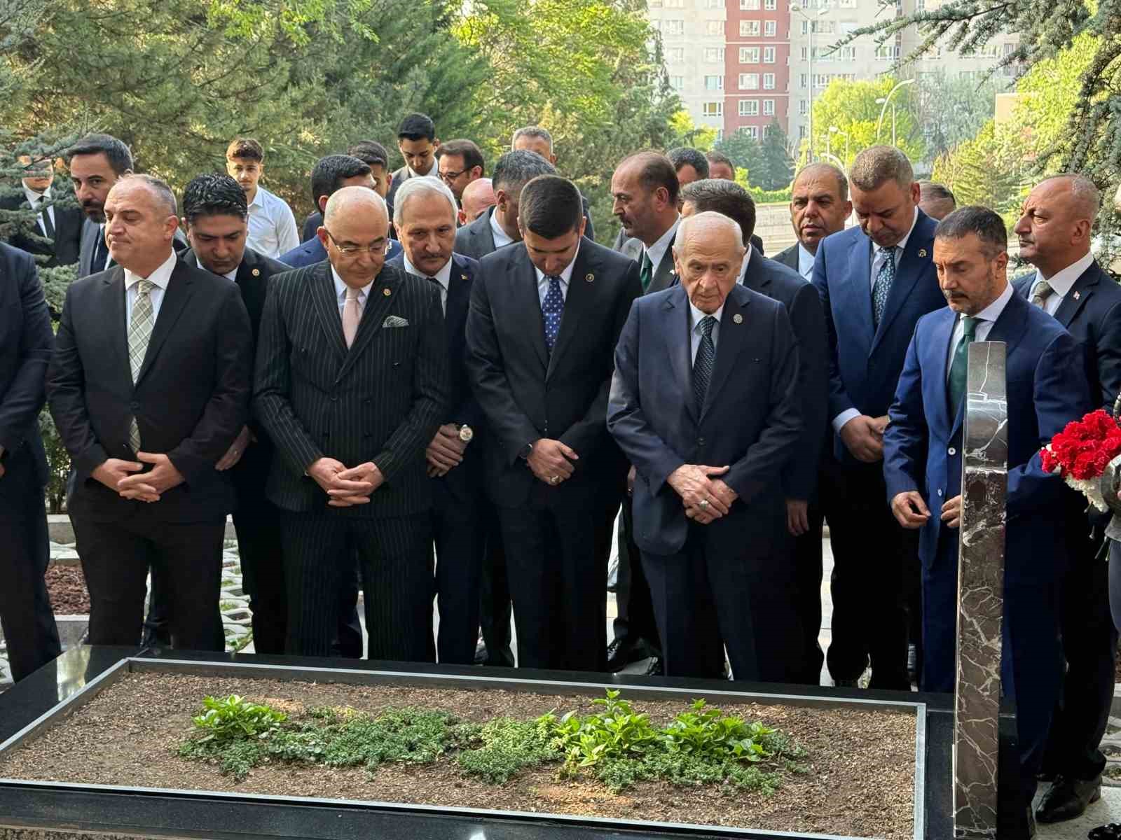 mhp-genel-baskani-bahceli-alparslan-turkesin-kabrini-ziyaret-etti