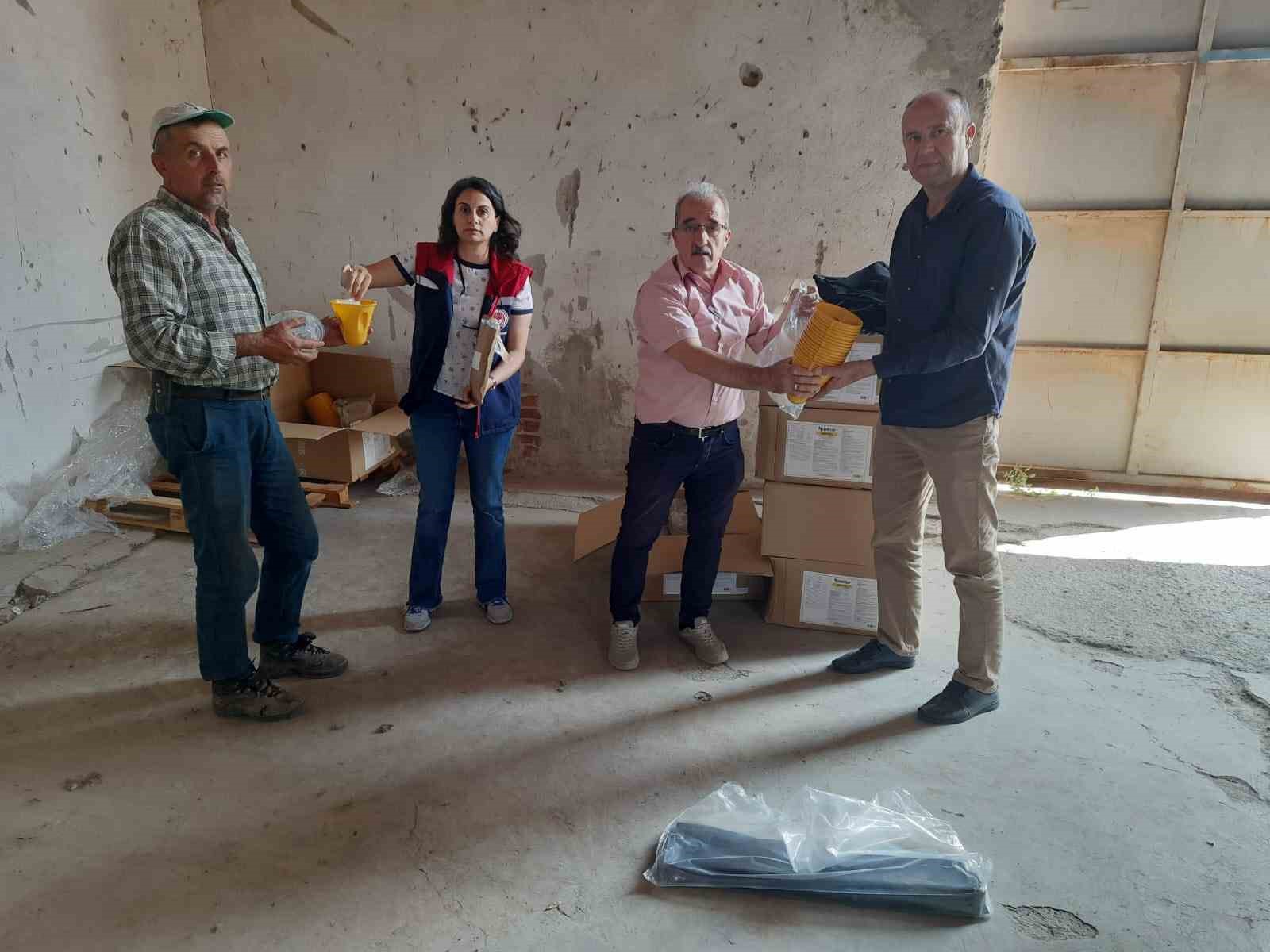 nazillili-ureticilere-2-bin-tuzak-dagitildi