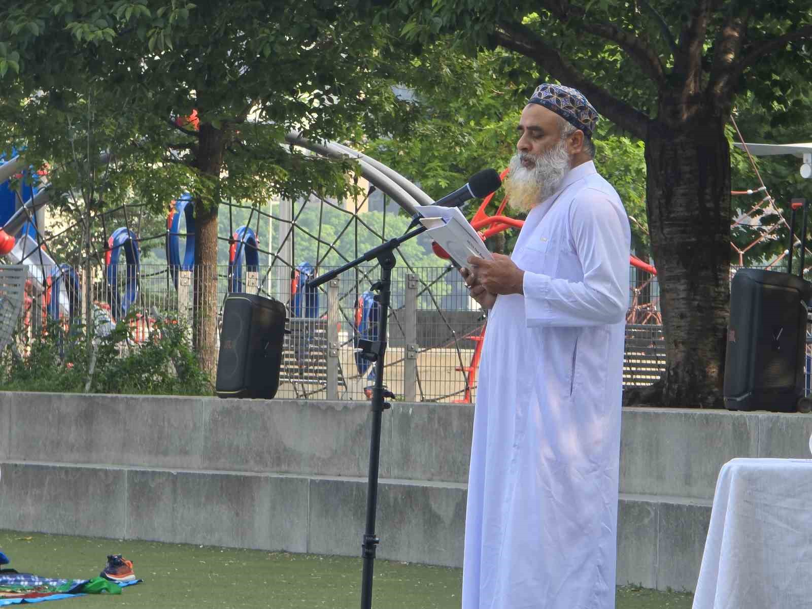 new-yorkta-bayram-namazi-sicak-hava-nedeniyle-parkalarda-kilindi