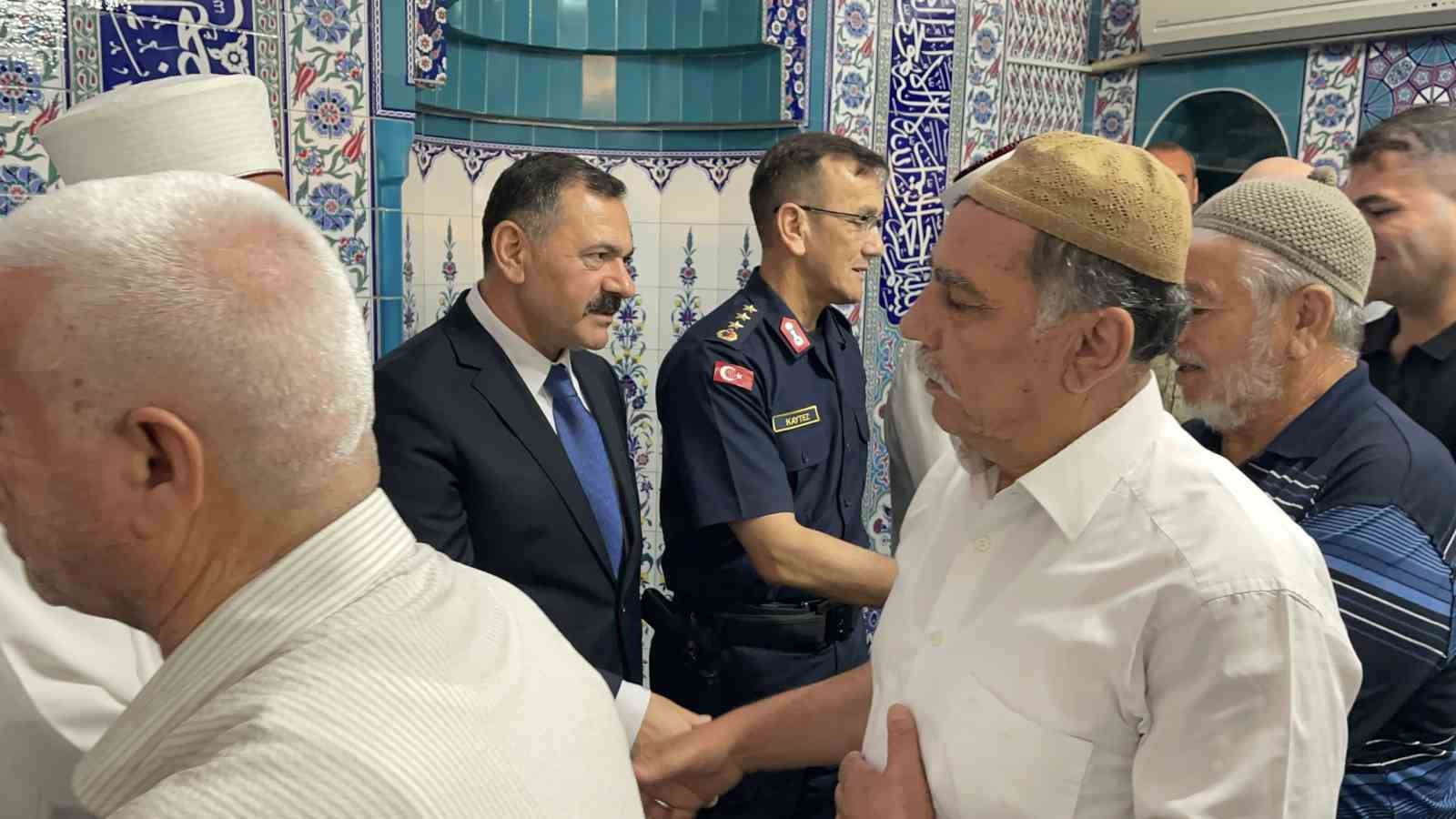 osmaniyede-bayram-namazinda-vatandaslar-camilere-akin-etti
