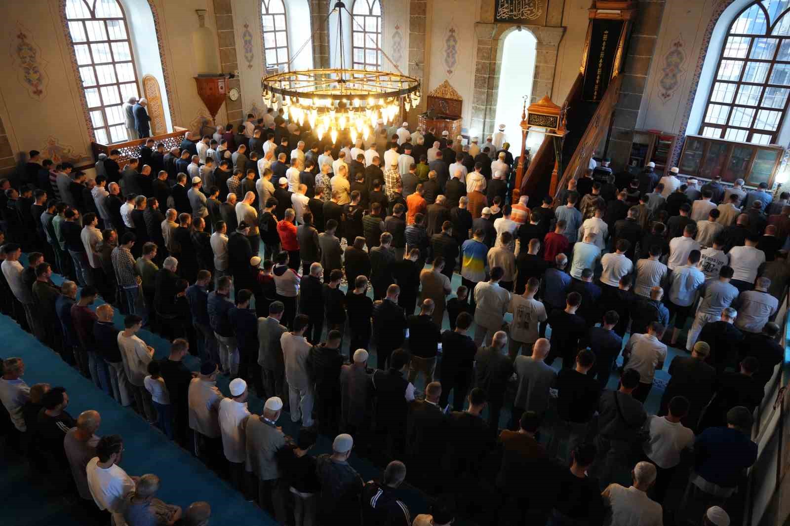 samsunda-kurban-bayrami-namazi-kilindi