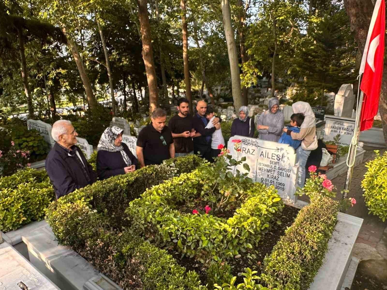 sehit-savci-mehmet-selim-kirazin-kabrini-ziyaret-eden-baba-hakki-kiraz-buraya-her-geldigimizde-biz-31-marttayiz