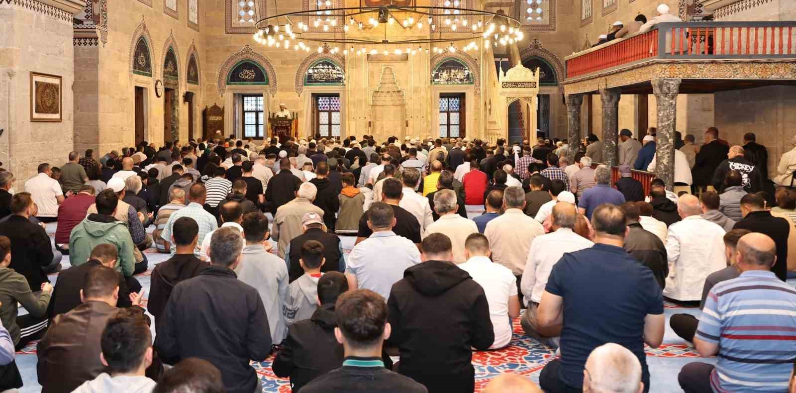 sultan-ii-bayezid-camiinde-bayram-namazi-kilindi