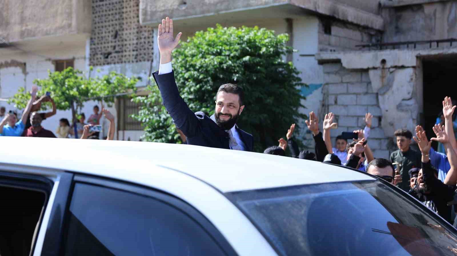 suriye-devlet-baskani-sara-ilk-kez-ziyaret-ettigi-derada-yogun-ilgi-gordu
