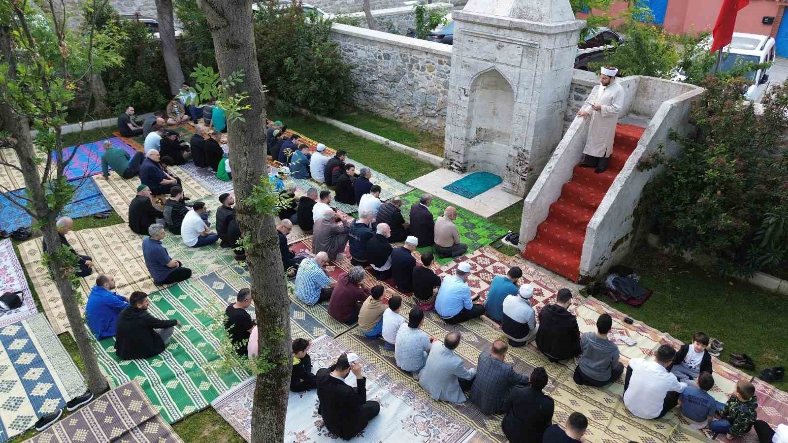 tarihi-namazgahta-bayram-namazi