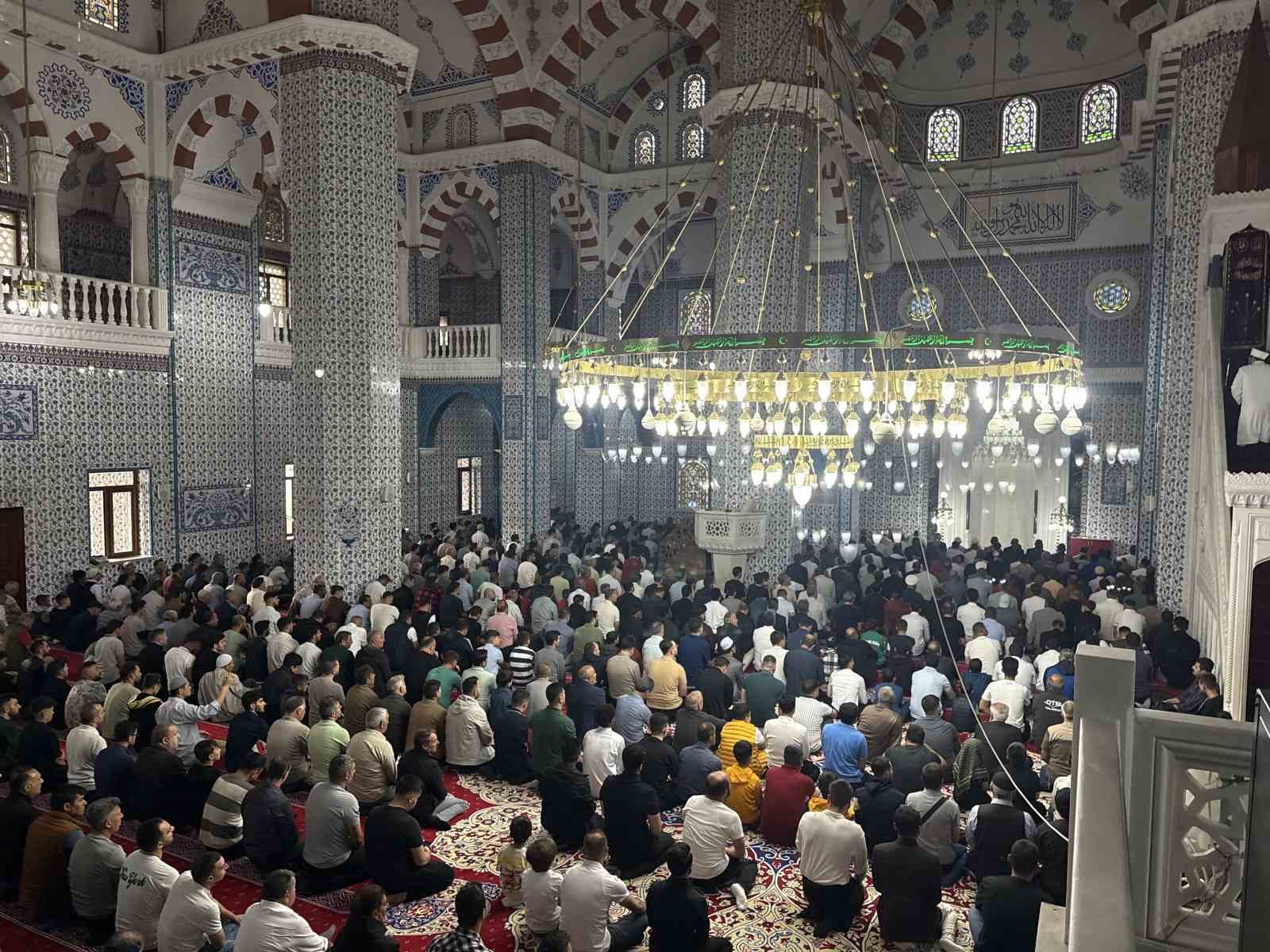 turkiyede-ilk-kurban-bayrami-namazi-igdirda-kilindi