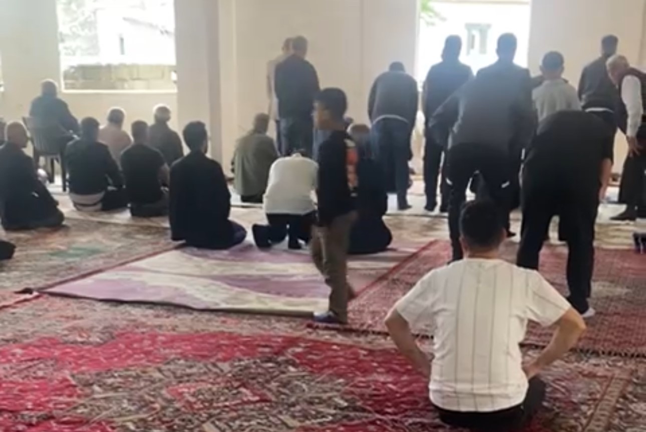 10-yil-sonra-ilk-namaz-yarim-yamalak-camide-bayram-coskusu