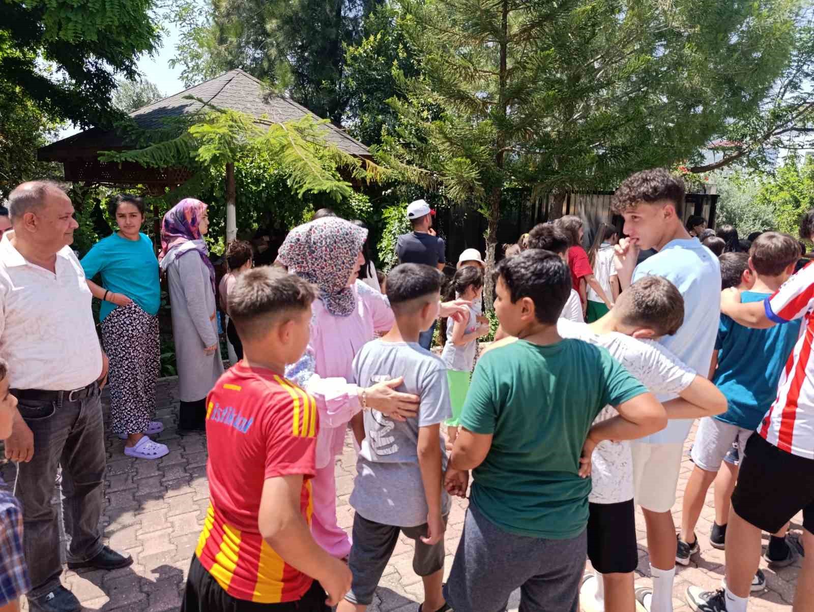 adanali-ciftin-bayram-gelenegi-suruyor-yuzlerce-cocuga-harclik-verdiler