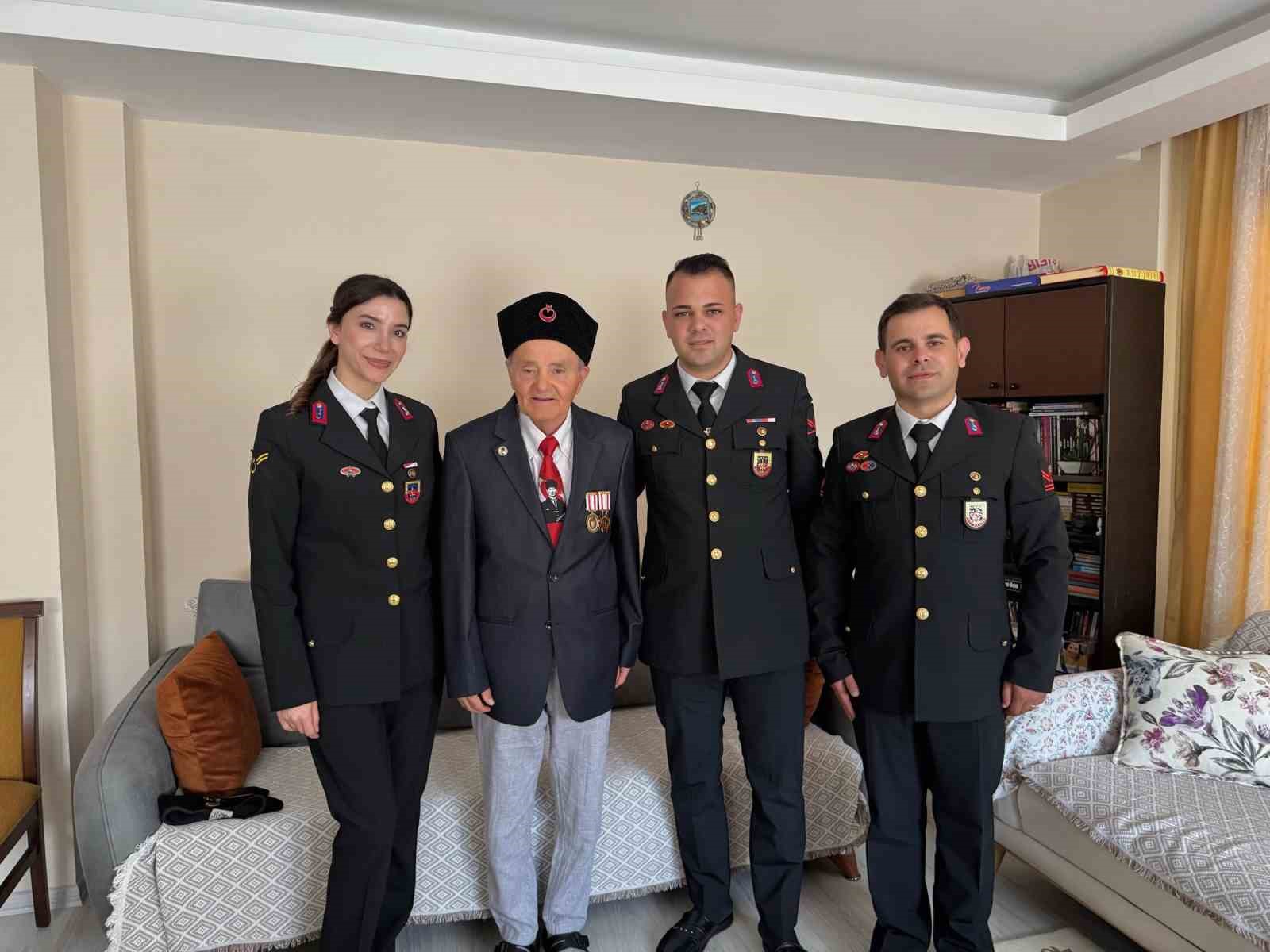 aydin-jandarmasi-bayramda-sehit-ailelerini-ve-gazileri-unutmadi