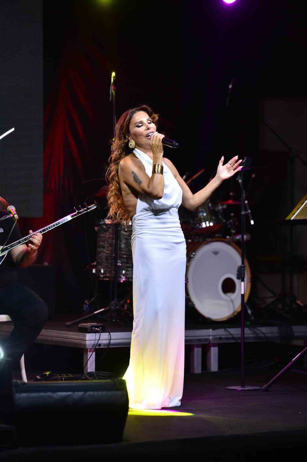azka-otelde-bayram-coskusu-hande-donmezden-unutulmaz-performans