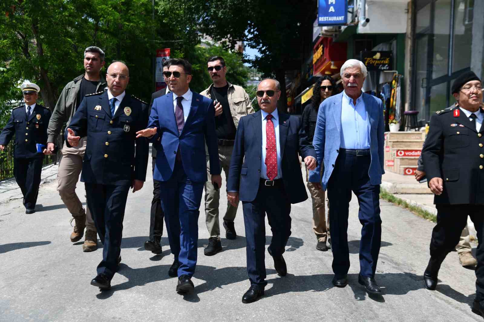 bakan-yardimcisi-aktas-ve-vali-aygol-vatandaslarla-bayramlasti