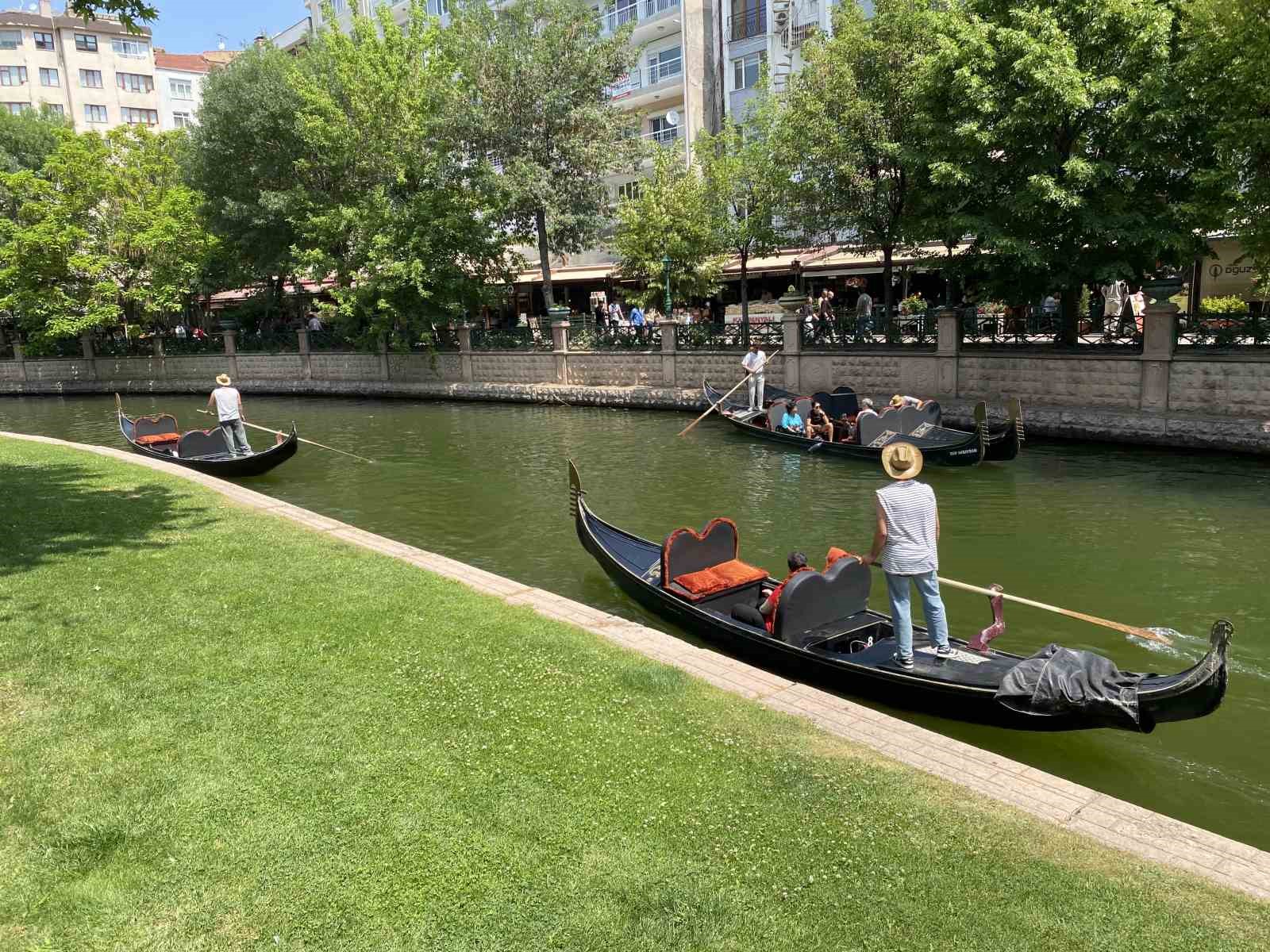 bayramda-eskisehire-gelen-turistler-gondol-seferlerini-yogunlastirdi