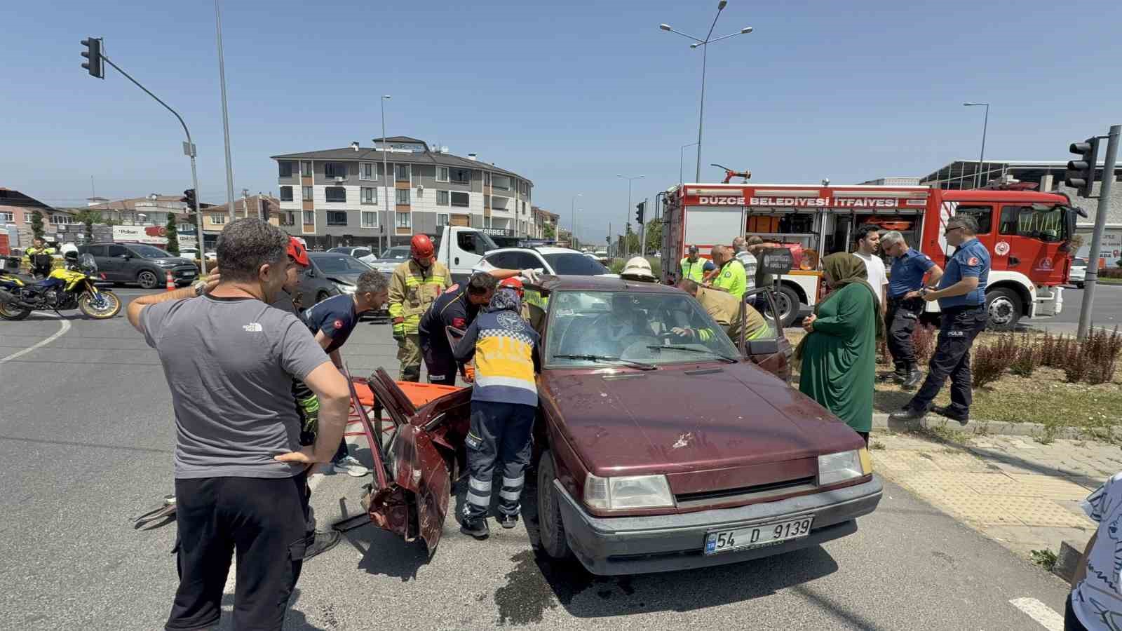 duzcede-otomobiller-carpisti-yolcu-aracta-sikisti-3-yarali