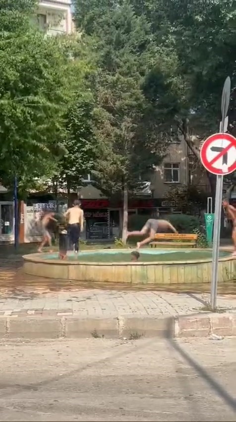 elazigda-havalar-isindi-cocuklar-sus-havuzuna-akin-etti