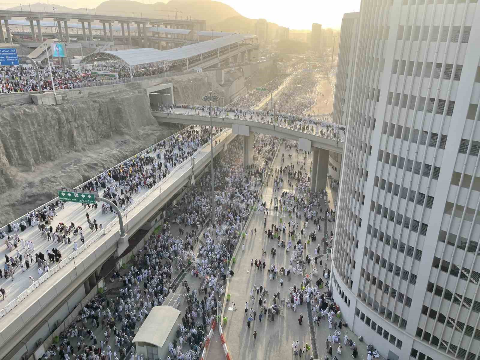 hacilar-ikinci-gunde-taslarini-atip-bayram-suresince-3-farz-olan-ziyaret-tavafini-yapiyor