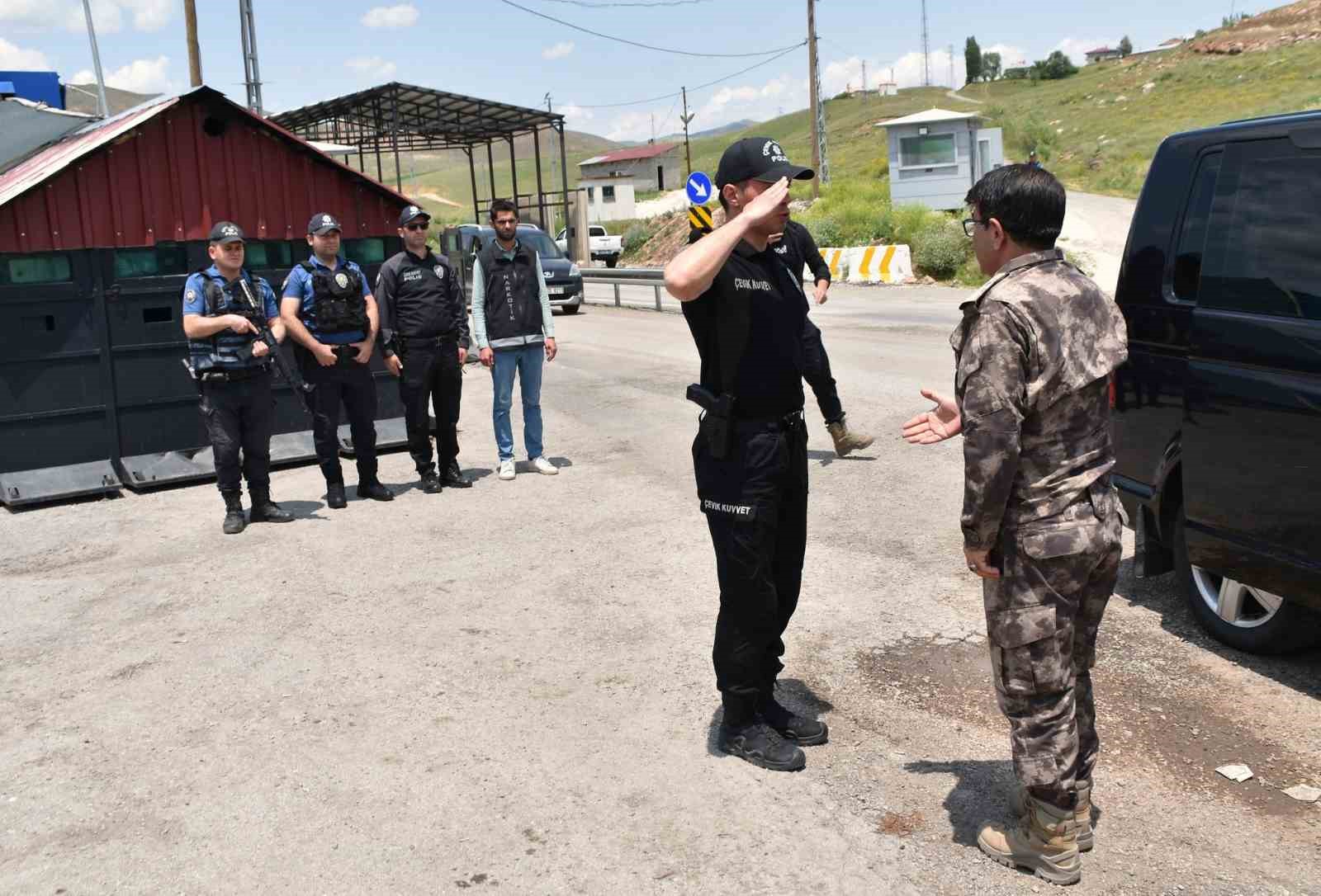 hakkari-emniyet-muduru-yilmaz-yuksekovada-polislerle-bir-araya-gelerek-bayramlarini-kutladi