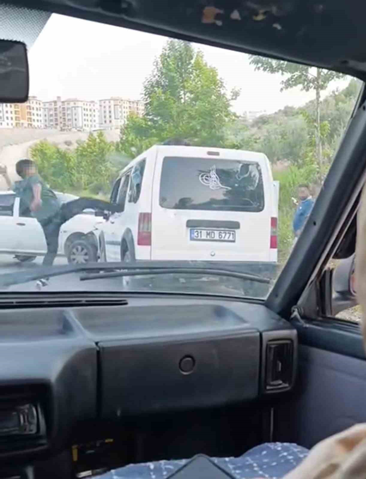 hayrete-dusuren-goruntu-kaza-yaptiklari-aractakilere-korku-dolu-anlar-yasattilar