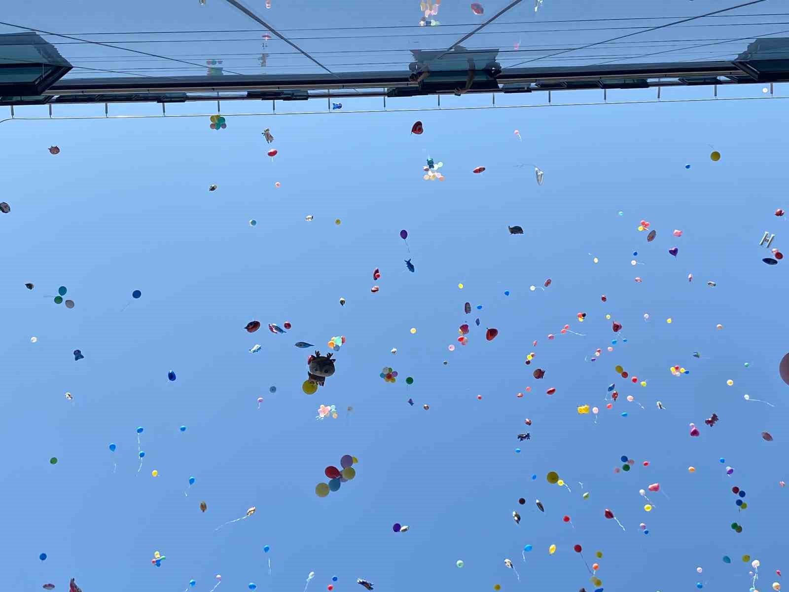 izmirde-binlerce-balon-6-yasindaki-erhan-ve-arkadaslari-icin-ucuruldu