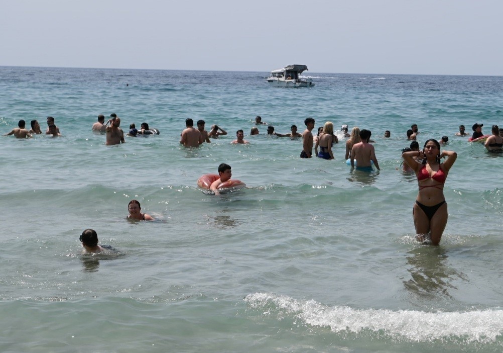 kusadasinda-plajlarda-bayram-yogunlugu