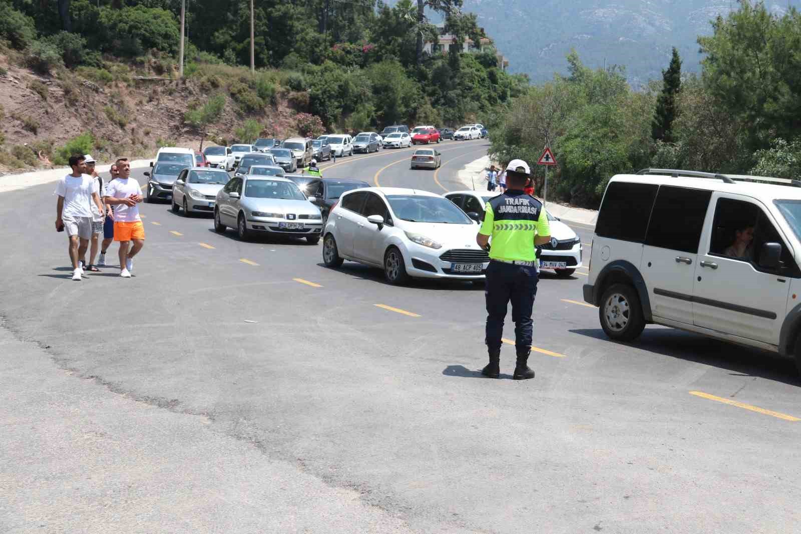 oludenizde-bayram-yogunlugu-trafik-kitlendi-plajlar-doldu