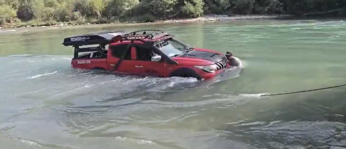 tuncelide-munzur-cayina-ucan-arac-ekipler-tarafindan-cikarildi
