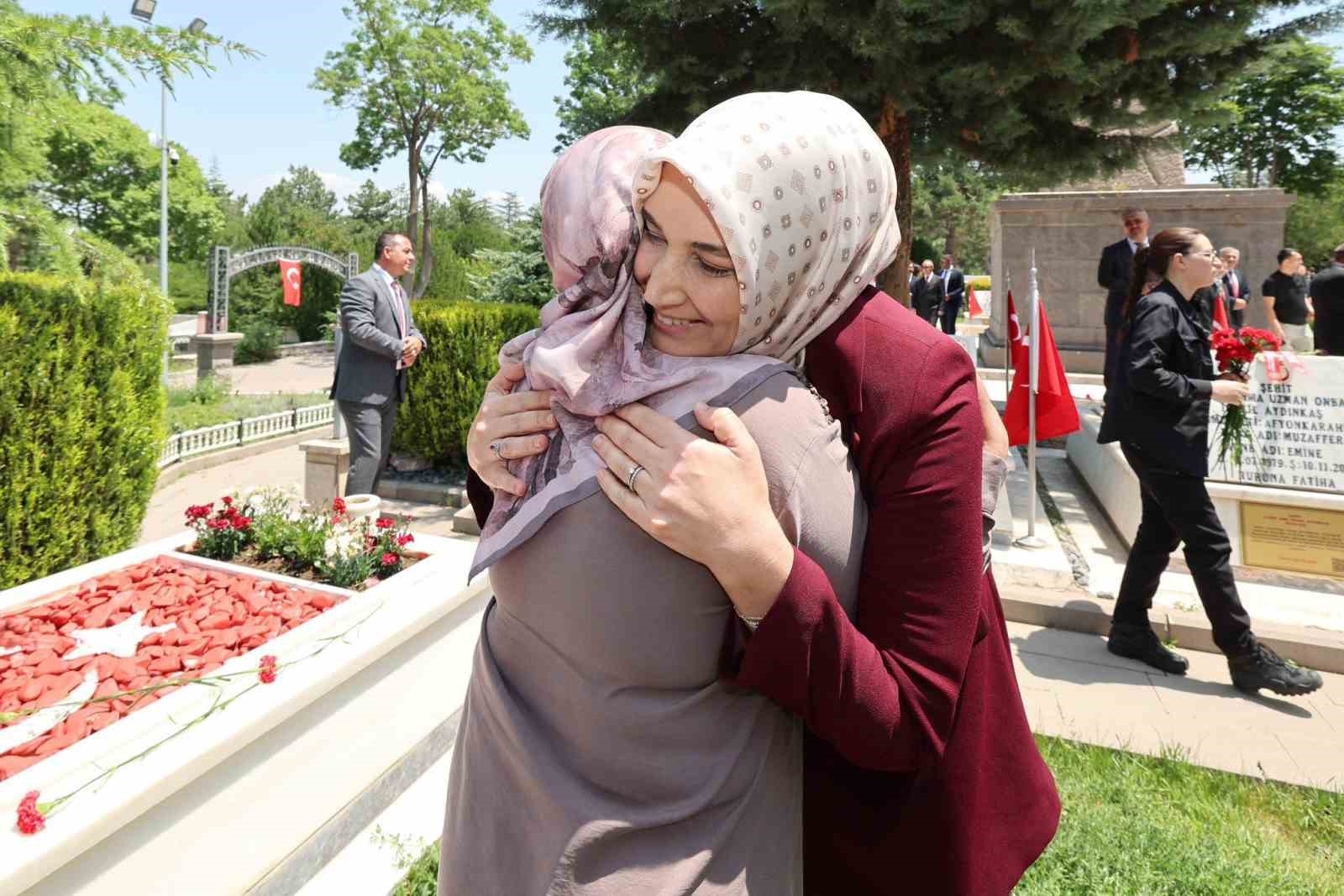 vali-yigitbasi-ve-protokolden-sehitlikleri-bayram-ziyareti