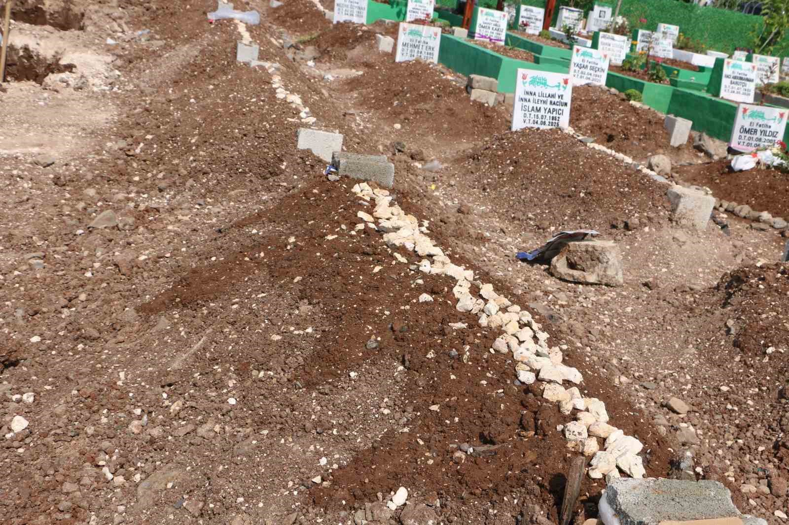 yanginda-hayatini-kaybeden-anne-ve-3-cocugunun-mezari-vatandaslar-tarafindan-ziyaret-ediliyor