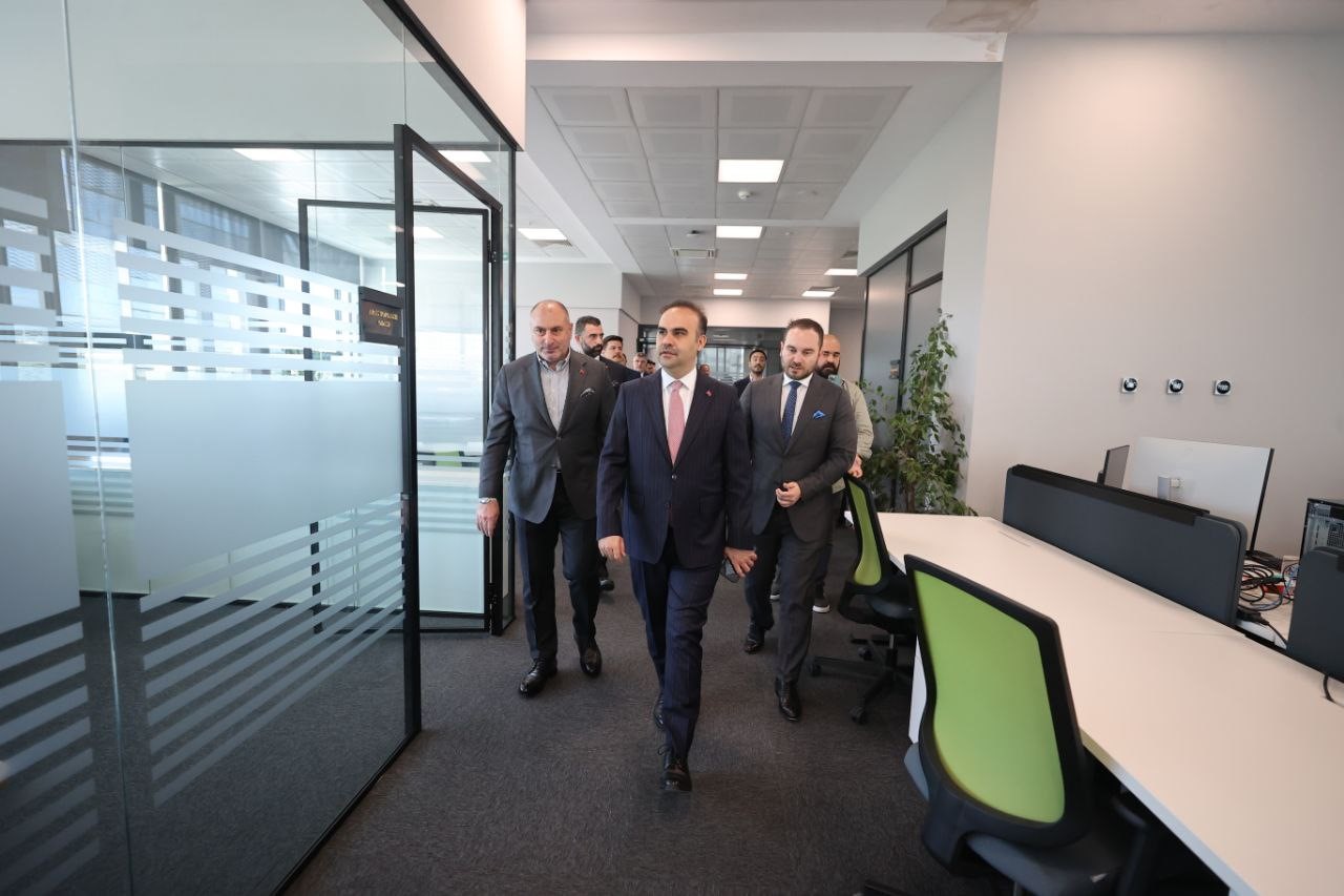 bakan-kacir-turkiyenin-savunma-sanayiine-guc-veren-girisimlerimizin-ar-ge-ve-uretim-faaliyetlerine-destek-olmaya-devam-edecegiz