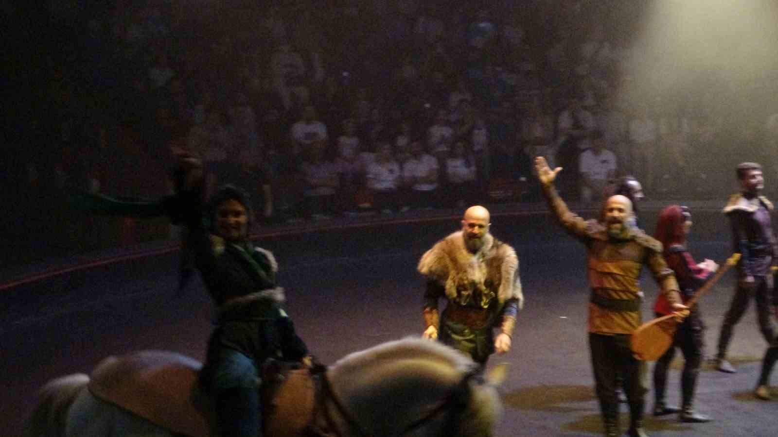 bayramin-3uncu-gunu-kurulus-osman-dizisinin-cekildigi-film-platosuna-turist-akini