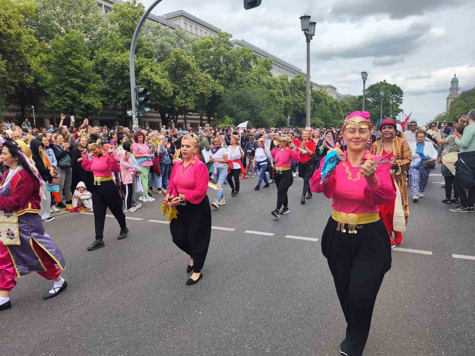 berlin-kulturler-karnavalinda-renkli-goruntuler